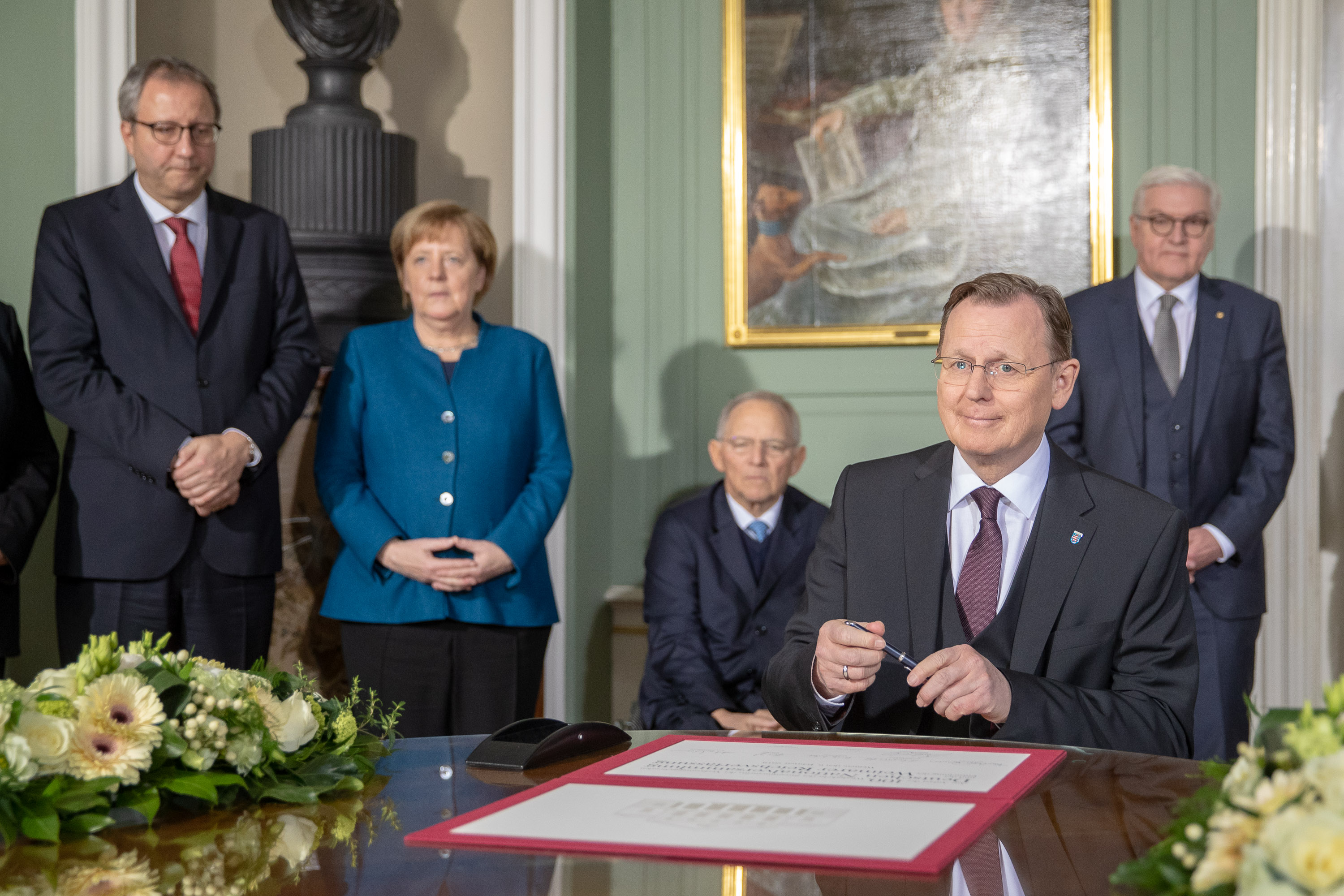 Ministerpräsident Thüringens Bodo Ramelow unterzeichnet das Gedenkblatt im Wittumspalais Weimar