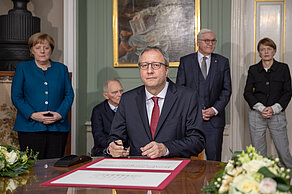 Verfassungsgerichtspräsident Prof. Dr. Dr. h. c. Andreas Voßkuhle unterzeichnet das Gedenkblatt im Wittumspalais Weimar