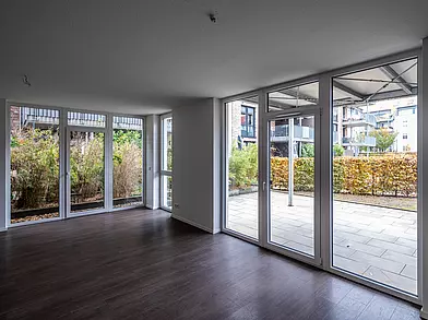 Architekturfotografie Wohnraum mit Fenster und Terrasse