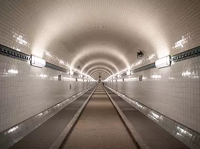Gang im Alten Elbtunnel Hamburg.