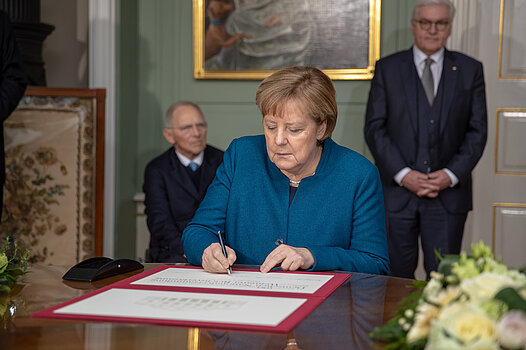 Bundeskanzlerin Dr. Angela Merkel unterzeichnet das Gedenkblatt im Wittumspalais Weimar