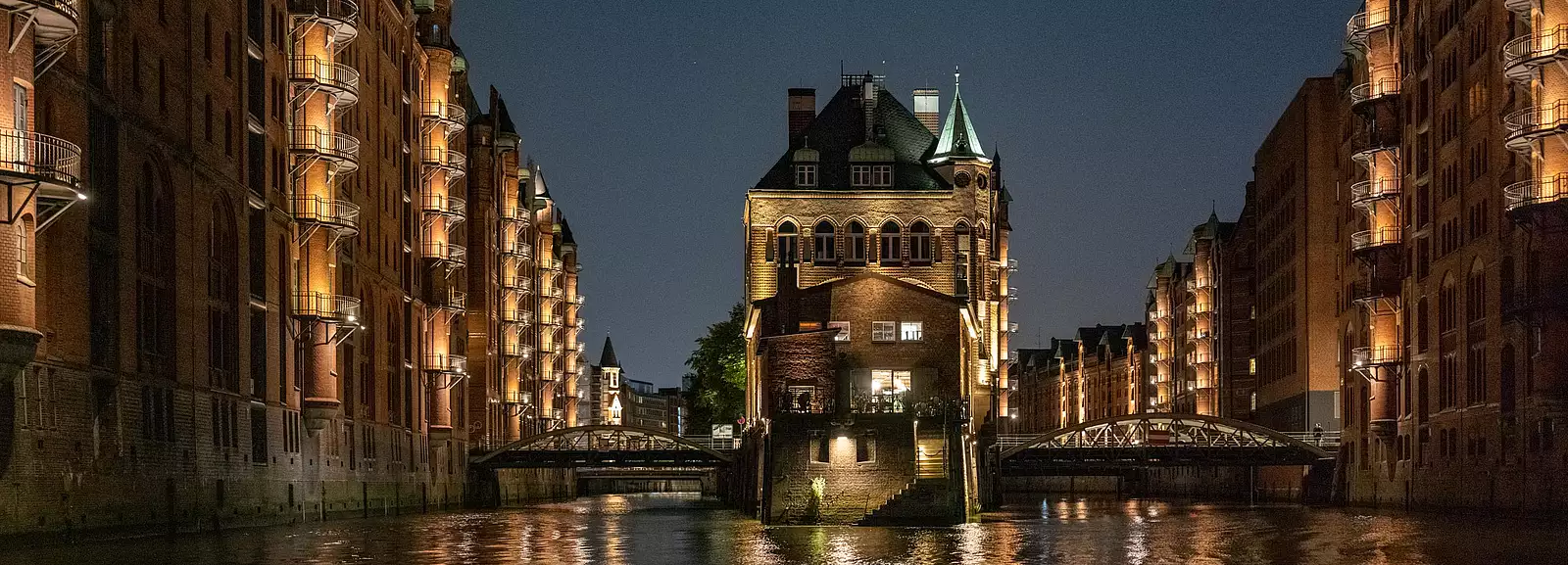 Speicherstadt Hamburg mit Wasserschloss Backsteinlagerhäuser der Speicherstadt mit Wasserschloss