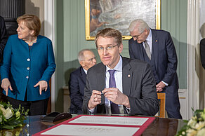 Präsident des Bundesrates Daniel Günther unterzeichnet das Gedenkblatt im Wittumspalais Weimar