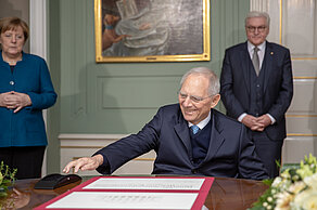 Präsident des Deutschen Bundestages Wolfgang Schäuble unterzeichnet das Gedenkblatt im Wittumspalais Weimar