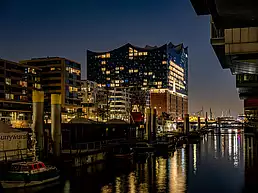 Gläserne Fassade der Elbphilharmonie.