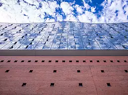 Gläserne Fassade der Elbphilharmonie.