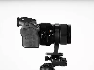 FUJIFILM GFX100 II mit FUJINON GF30mm F5.6 T/S Objektiv.
