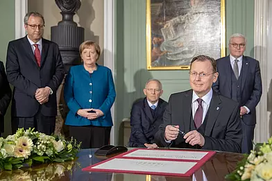 Ministerpräsident Thüringens Bodo Ramelow unterzeichnet das Gedenkblatt im Wittumspalais Weimar