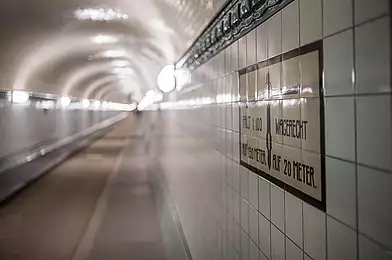 Gang im Alten Elbtunnel Hamburg.